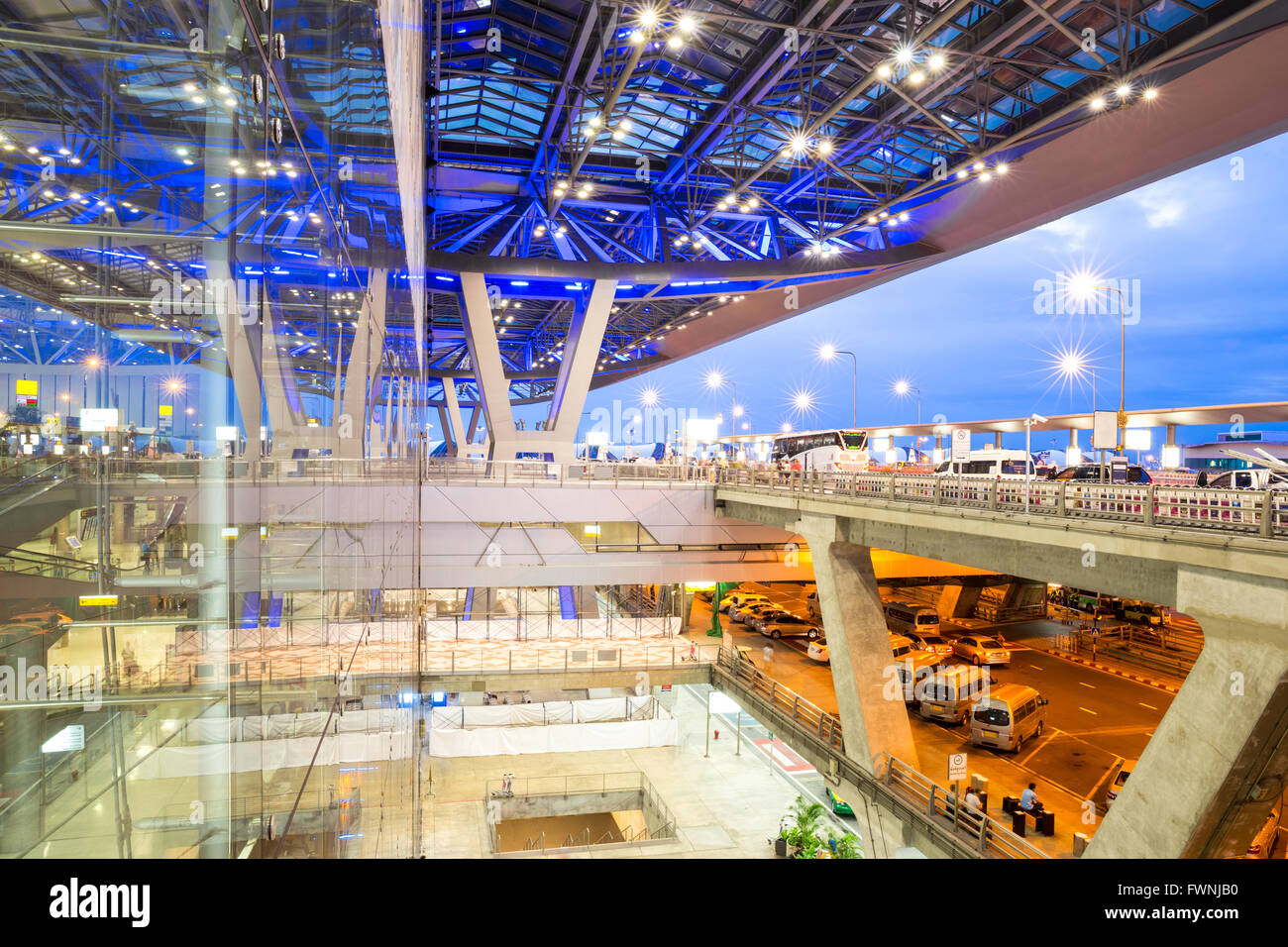 De la promenade de l'aéroport de Bangkok à l'extérieur de l'édifice moderne au crépuscule Banque D'Images