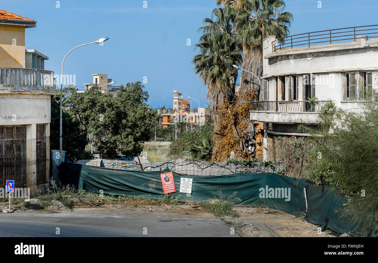 Bâtiments de Varosha, un quart de l'australe ville chypriote de Famagouste. Banque D'Images