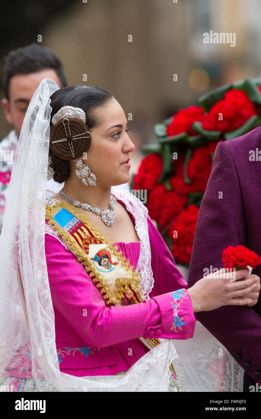 Femme en costume traditionnel, remise des fleurs au cours de la procession à la Dame offrant des Réprouvés Valencia Espagne Banque D'Images