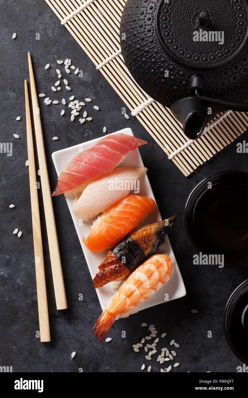 Ensemble de sushi et thé vert sur table en pierre. Vue d'en haut Banque D'Images