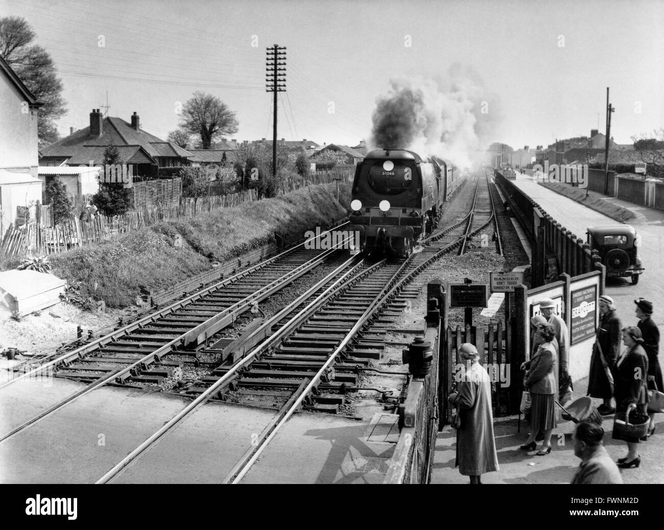 Brighton - Cardiff en train près de Lancing dans l'accusation de West Country Class 4-6-2 No34048' 'Credition avec GWR chariots. Banque D'Images