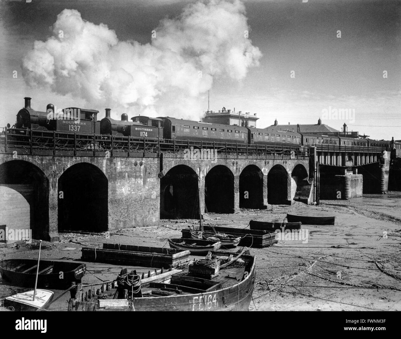 Deux re-boilered Catégorie Stirling R1 0-6-0Ts n° 1337 et 1174 jusqu'à la tête d'un continental express du port. Banque D'Images