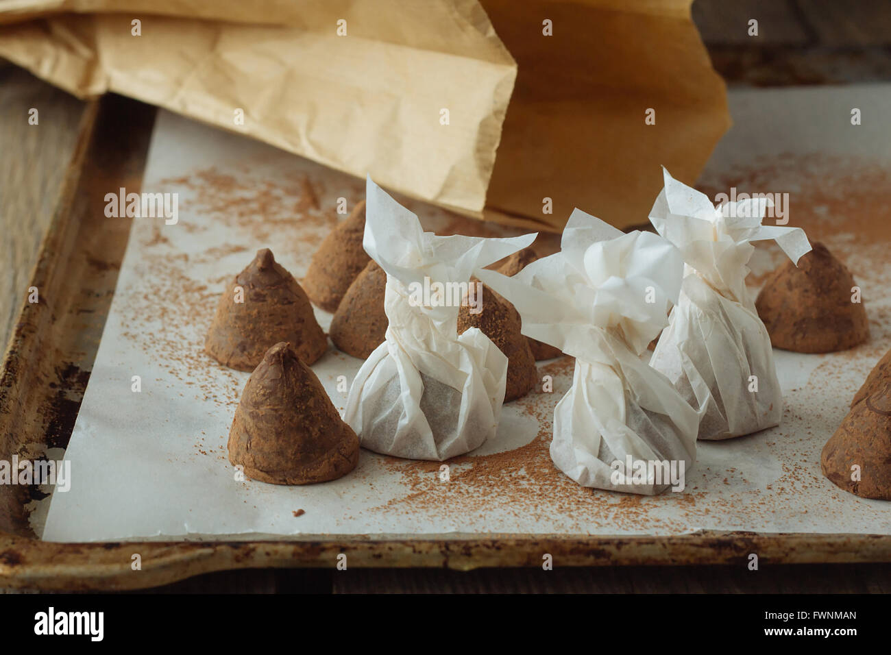Artisanales sur du papier de cuisson sur le plateau d'appui horizontale au point sélective Banque D'Images