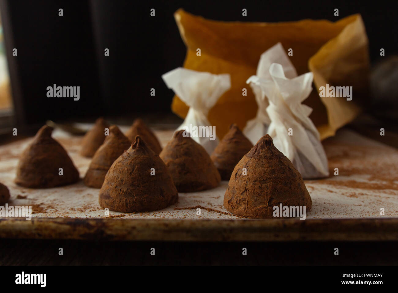 Truffes au chocolat sur feuille de cuisson horizontale libre selective focus Banque D'Images