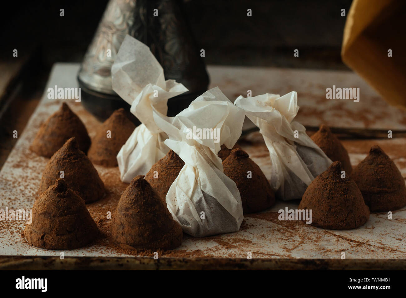 Truffes au chocolat sur le plateau de cuisson lumière naturelle selective focus Banque D'Images