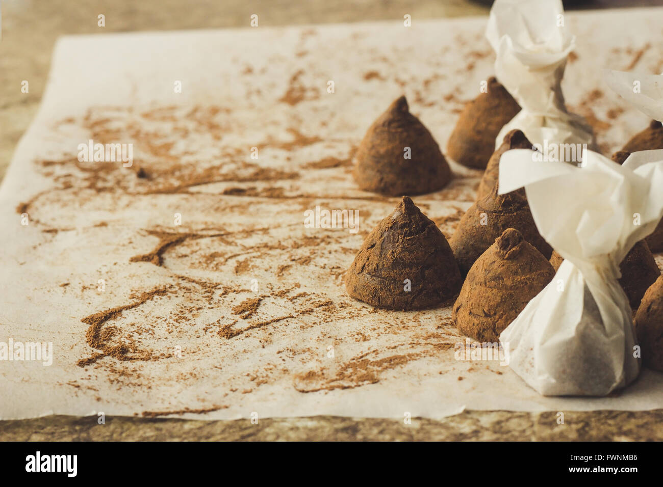 Truffes au chocolat maison sur papier cuisson copie espace selective focus Banque D'Images