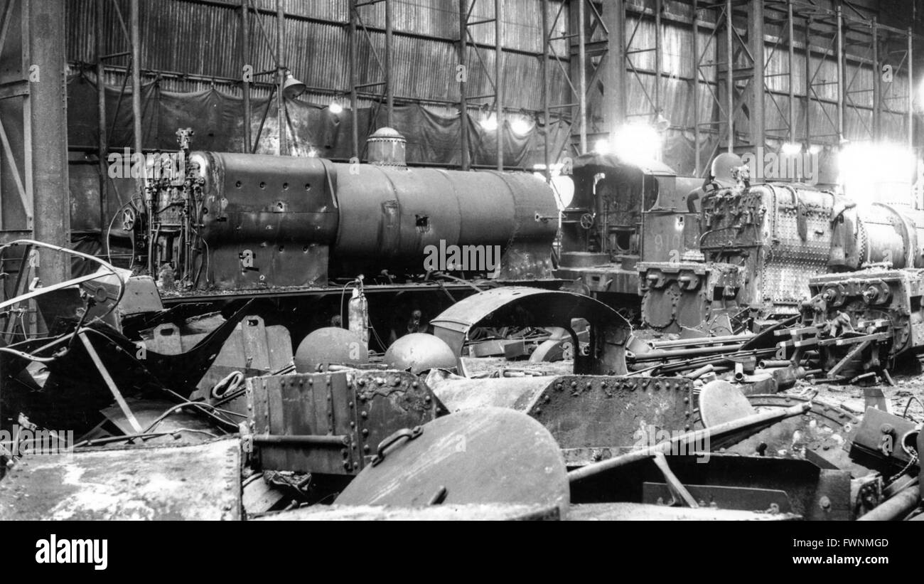 Démolition le LENWR 0-8-0s dans le découpage hangar à Crewe Works. Banque D'Images