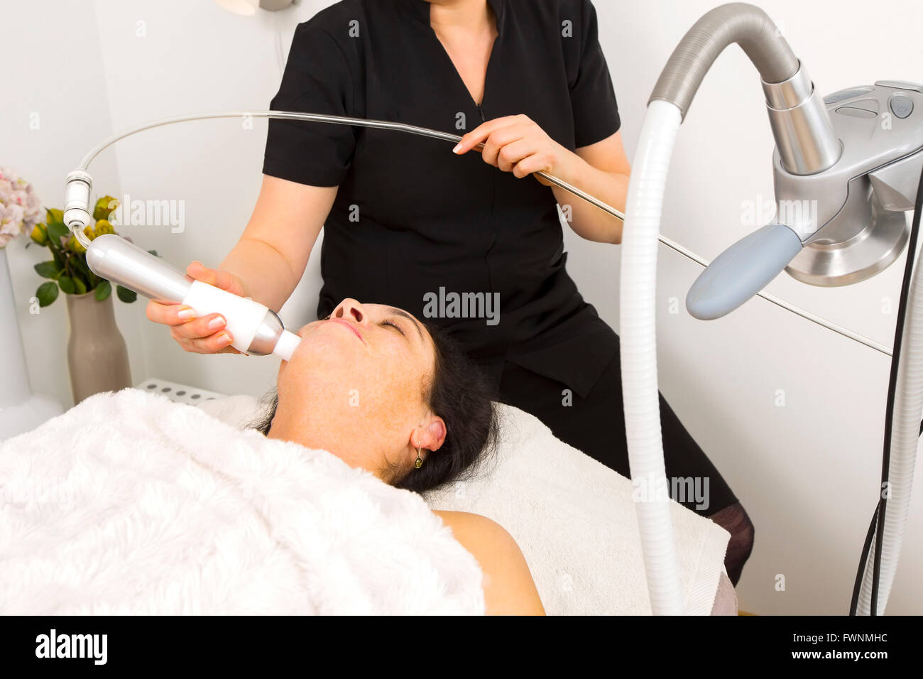 Femme se font face à un traitement dans une clinique de beauté Banque D'Images