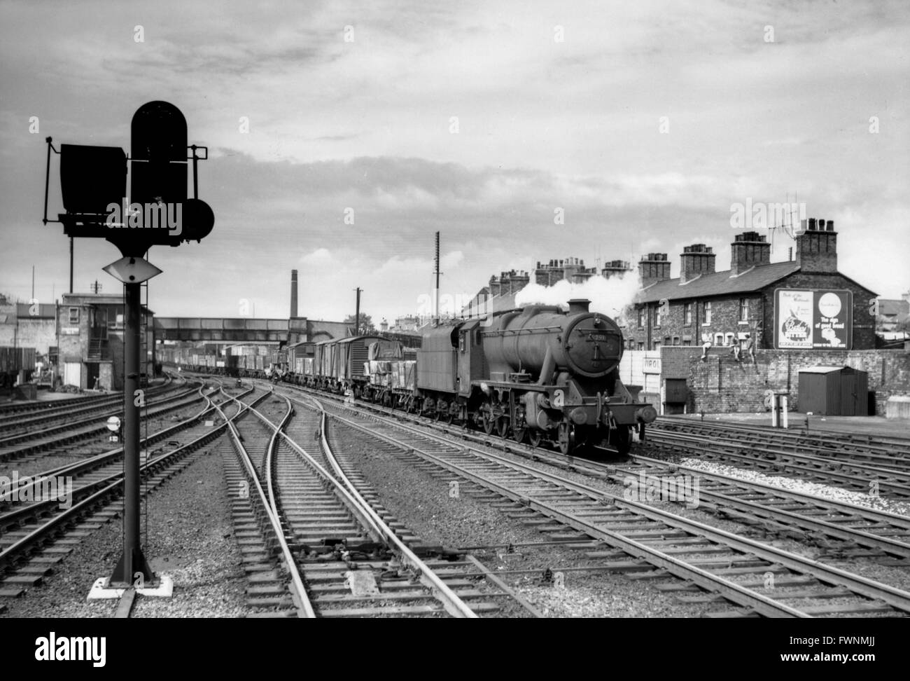 La dérive à la vapeur pour gentiment Arthur Mace Stanier 8F 2-8-0 No 48295 à la tête d'une des marchandises à Stafford. Les trainspotters Banque D'Images