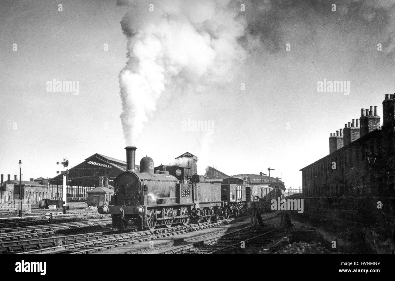 Un Webb 17 moteur de charbon à la tête d'un fret local passé Rugby North End. Banque D'Images