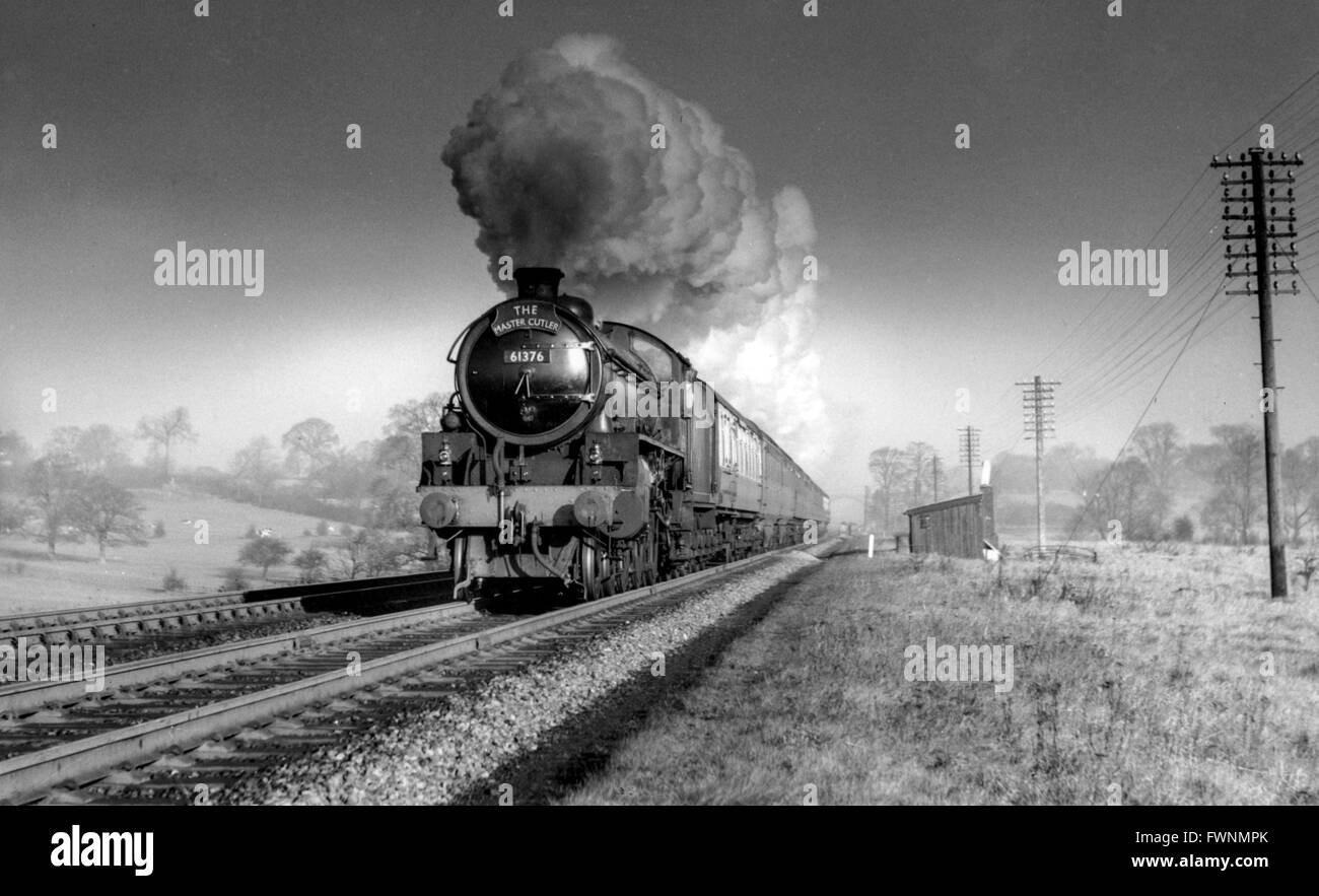 Le caractère rural de la grande ligne principale centrale est démontré ici que Thompson Classe B1 4-6-0 No 61371 de Leicester. Banque D'Images