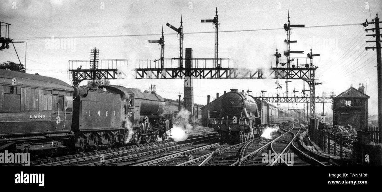 La gare de Durham dans LNER jours avec un V2 2-6-2 sur la gauche et un A3 Région du Pacifique. Banque D'Images