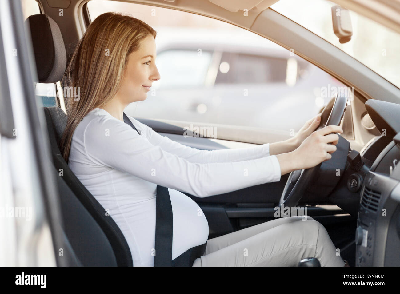 Femme enceinte conduisant sa voiture le port de la ceinture de