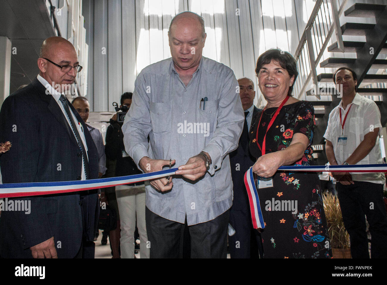 La Havane, Cuba. 5ème apr 2016. Cuba's Construction Ministre René Mesa (L), ministre du Commerce extérieur Rodrigo Malmierca (C) et le Chili en matière de logement et d'urbanisme Ministre Maria Paulina ont coupé le ruban lors de la cérémonie d'ouverture de 6e Salon International de la construction au complexe d'exposition Pabexpo à La Havane, Cuba, le 5 avril 2016. Selon la presse locale, autour de 199 exposants de 29 pays et régions ont participé à cette foire de 5 jours, qui a débuté le 5 avril. © Joaquin Hernandez/Xinhua/Alamy Live News Banque D'Images