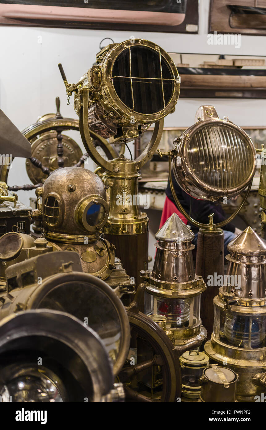 Madrid, Espagne, le 6 avril 2016. L'Ifema. Un vieux objets en vue Mer Salon des antiquaires, de l'Ifema. Banque D'Images