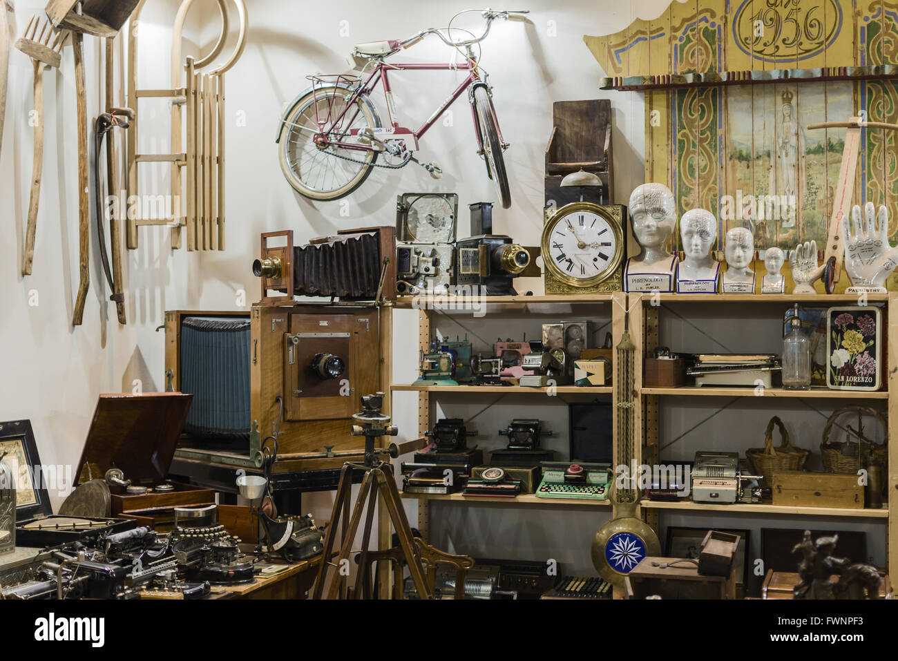 Madrid, Espagne, le 6 avril 2016. L'Ifema. Un vieux en vue objets Salon des antiquaires, de l'Ifema. Banque D'Images