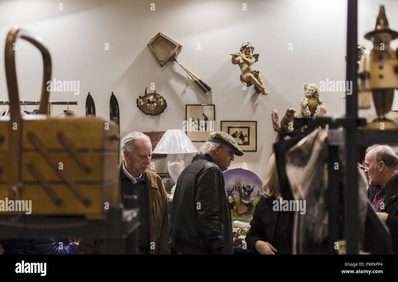 Madrid, Espagne, le 6 avril 2016. L'Ifema. Visiteurs dans un stand de Foire des Antiquaires, l'Ifema. Banque D'Images