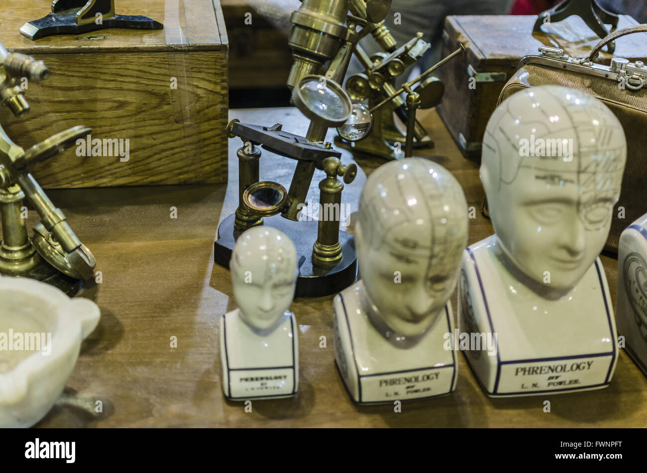 Madrid, Espagne, le 6 avril 2016. L'Ifema. Un vieux en vue objets Salon des antiquaires, de l'Ifema. Banque D'Images