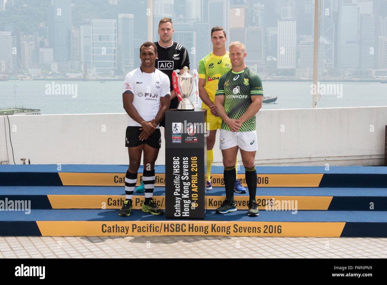 Hong Kong, Chine. 6, avril 2016. Les capitaines d'équipe, représentant les quatre meilleures équipes du monde HSBC Hong Kong Rugby Sevens Series, (de gauche) Osea Kolinisau (Fidji), Timothy Mikkelson (Nouvelle-Zélande), Ed Jenkins (Australie), le Gie Kyle Brown (Afrique du Sud). Posant avec la Coupe lors d'un événement médiatique, tenue à l'Hôtel Marco Polo. Credit : Crédit : Gerry Rousseau/Alamy Live News Banque D'Images