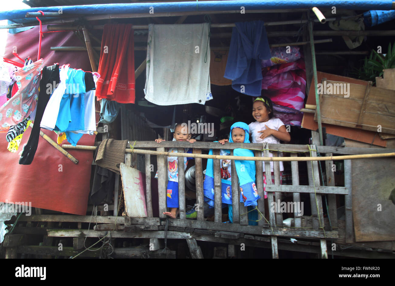 Jakarta, Indonésie. Le 05 Avr, 2016. Les conditions de vie dans la communauté locale de Luar Batang qui seront touchés par l'éviction du gouvernement régional de Jakarta, comme le programme pour le règlement et la normalisation des zones côtières de Jakarta en particulier la zone autour du port de Sunda Kelapa, Penjaringan, au nord de Jakarta. © Natanael Pohan/Pacific Press/Alamy Live News Banque D'Images