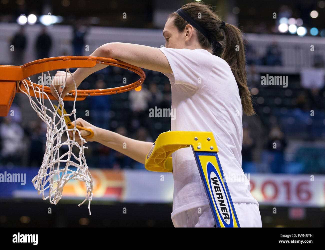 Indianapolis, Indiana, USA. Le 05 Avr, 2016. New York l'avant Breanna Stewart (30) coupe un morceau de la valeur après l'action de jeu de basket-ball de NCAA entre l'Orange de Syracuse et le Connecticut Huskies au Bankers Life Fieldhouse à Indianapolis, Indiana. Connecticut défait Syracuse 82-51. John Mersits/CSM/Alamy Live News Banque D'Images