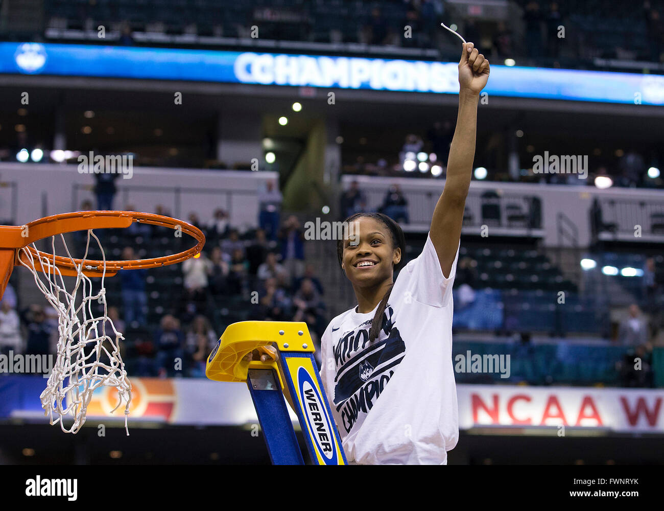 Indianapolis, Indiana, USA. Le 05 Avr, 2016. Virginia guard Moriah Jefferson (4) coupe de la pièce après avoir net jeu de basket-ball de NCAA de l'action entre l'orange et le Connecticut Syracuse Huskies au Bankers Life Fieldhouse à Indianapolis, Indiana. Connecticut défait Syracuse 82-51. John Mersits/CSM/Alamy Live News Banque D'Images