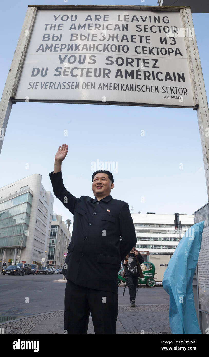 Berlin, Allemagne. 6e avril 2016. Kim Jong un imposteur, Howard X de Hong Kong, s'est rendu à Berlin, visiter les sites touristiques majeurs à la surprise des touristes et des habitants. Howard était en visite en Allemagne pour filmer une publicité pour la populaire émission de télévision allemande 'Schlag den Star', avec le comédien Elton. Ici, à Checkpoint Charlie, laissant le 'American Sector' Credit : Julie Woodhouse/Alamy Live News. Autorisation modèle disponible pour Howard X Banque D'Images