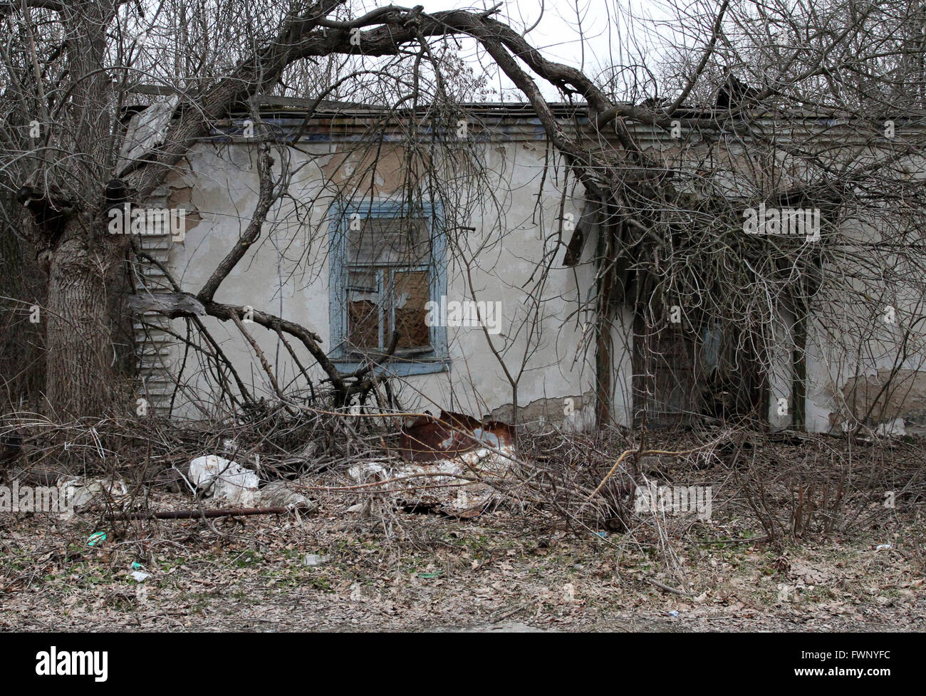 Une photo prise le 28 mars 2011 montre maison abandonnée dans la ville de Tchernobyl, à 9 km de la centrale nucléaire de Tchernobyl. Après l'explosion à la centrale nucléaire de Tchernobyl, 30 km de la zone d'exclusion a été créé autour du site. L'ensemble de ces zones sont désertes et entouré par des points de contrôle. Mar 28, 2011. © Michel Stepanov/ZUMA/Alamy Fil Live News Banque D'Images