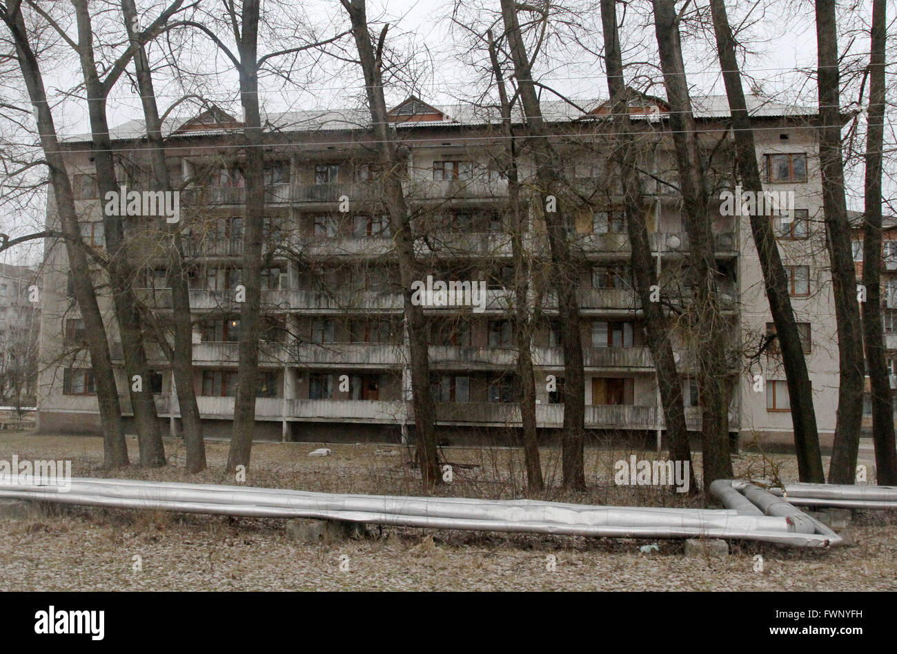 Une photo prise le 28 mars 2011 montre maison dans la ville de Tchernobyl, à 9 km de la centrale nucléaire de Tchernobyl. Après l'explosion à la centrale nucléaire de Tchernobyl, 30 km de la zone d'exclusion a été créé autour du site. L'ensemble de ces zones sont désertes et entouré par des points de contrôle. Mar 28, 2011. © Michel Stepanov/ZUMA/Alamy Fil Live News Banque D'Images