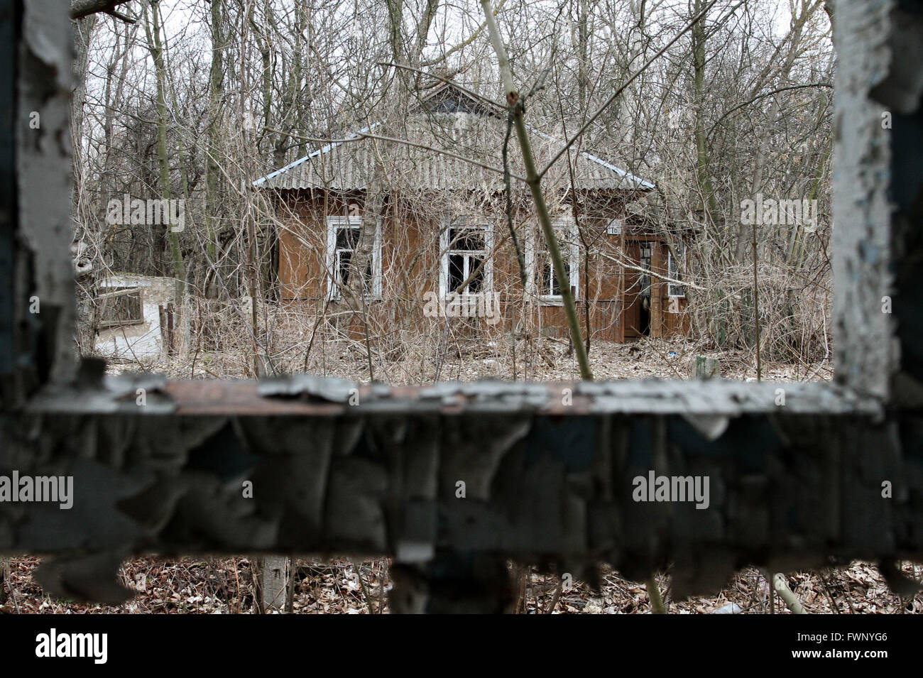 Une photo prise le 28 mars 2011 montre maison abandonnée dans la ville de Tchernobyl, à 9 km de la centrale nucléaire de Tchernobyl. Après l'explosion à la centrale nucléaire de Tchernobyl, 30 km de la zone d'exclusion a été créé autour du site. L'ensemble de ces zones sont désertes et entouré par des points de contrôle. Mar 28, 2011. © Michel Stepanov/ZUMA/Alamy Fil Live News Banque D'Images