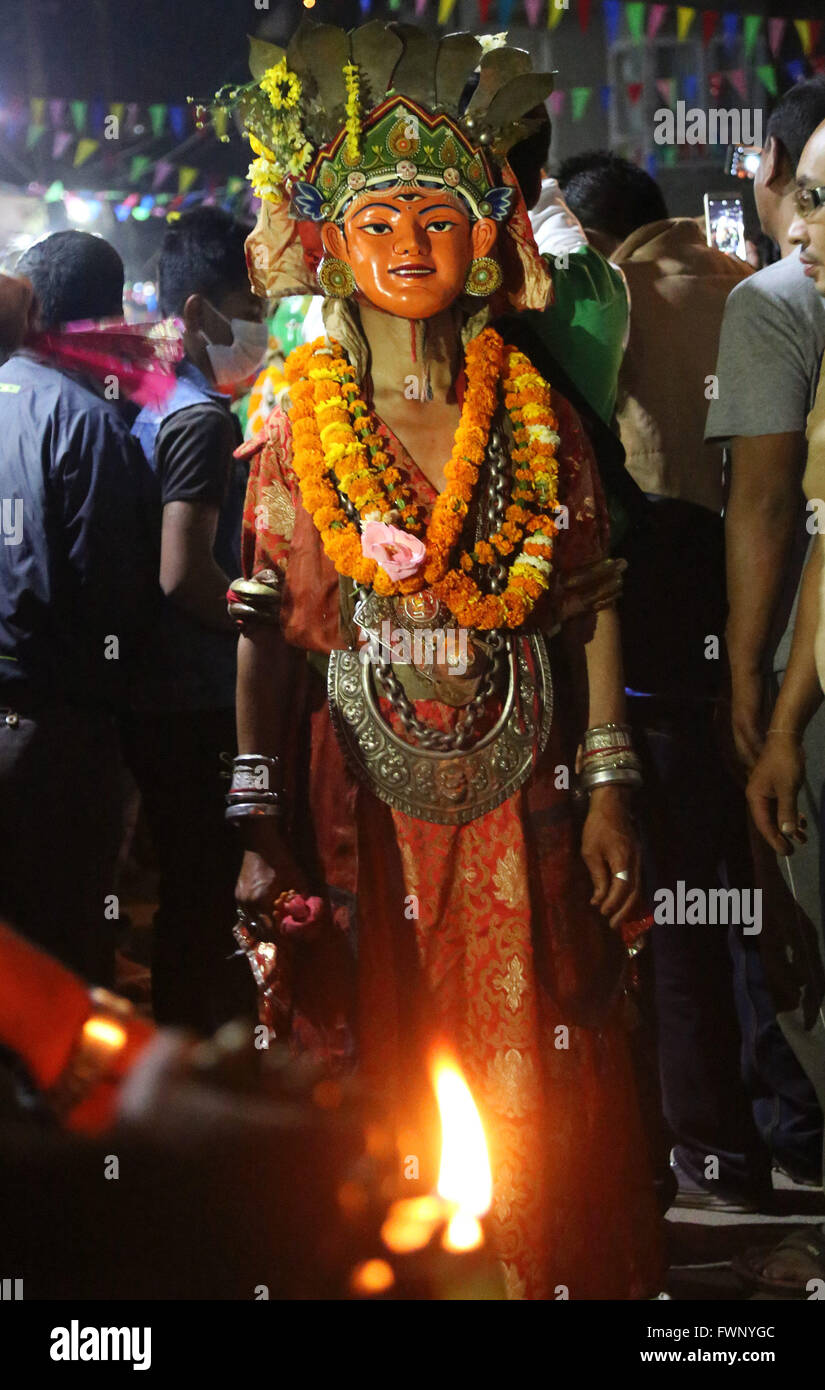 Katmandou, Népal. 06 avr, 2016. Un danseur masqué déguisée en divinité effectue dans le Pyankha' ('Devi Devi Danse en langue locale) pour marquer les Pahan Charhe, un jour avant l'Ghode Jatra festival à Katmandou, Népal. © Archana Shrestha/Pacific Press/Alamy Live News Banque D'Images
