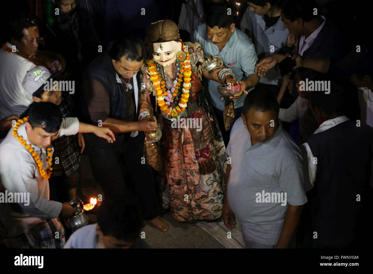 Katmandou, Népal. 06 avr, 2016. Un danseur masqué déguisée en divinité effectue dans le Pyankha' ('Devi Devi Danse en langue locale) pour marquer les Pahan Charhe, un jour avant l'Ghode Jatra festival à Katmandou, Népal. © Archana Shrestha/Pacific Press/Alamy Live News Banque D'Images