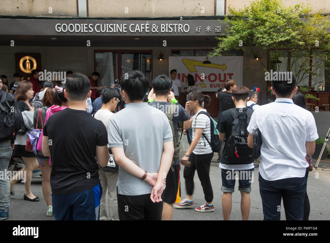 Taipei, Taipei, Taiwan. Apr 7, 2016. Formulaires en ligne à l'extérieur d'un In-N-out, à Taipei. American burger chain In-N-out a organisé un événement dans un café de Taipei. Pendant quatre heures, les clients pouvaient acheter une petite sélection de In-N-out's burgers. Les gens ont commencé à partir de 7h d'attente pour obtenir l'une des places limitées qui étaient disponibles sur la base du premier arrivé premier servi. © Craig Ferguson/ZUMA/Alamy Fil Live News Banque D'Images