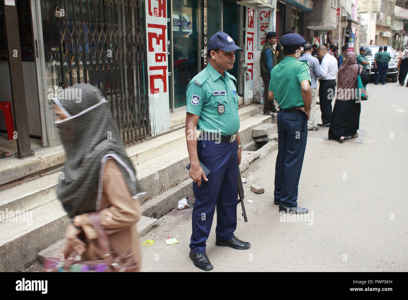 Dhaka, Bangladesh. Apr 7, 2016. La police bangladaise monte la garde à l'endroit où des assaillants inconnus hacked étudiant activiste de personnalités assassinées Samad, 27 ans, à la mort en marchant avec un ami, à Dhaka, Bangladesh, le 7 avril 2016. Dhaka Metropolitan Police's Assistant commissaire senior Nurul Amin dit Samad est venu sous l'attaque à Ekrampur intersection autour de 9h le mercredi. Samad a écrit contre l'extrémisme religieux sur son mur Facebook. Credit : Suvra Kanti Das/ZUMA/Alamy Fil Live News Banque D'Images