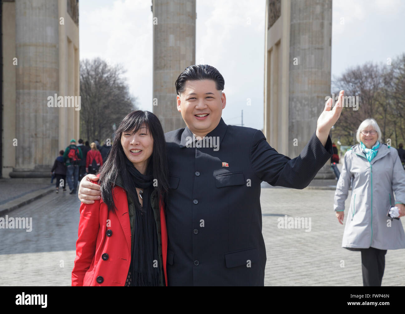 Berlin, Allemagne. 6e avril 2016. Kim Jong un imposteur, Howard X de Hong Kong, s'est rendu à Berlin, visiter les sites touristiques majeurs à la surprise des touristes et des habitants. Howard était en visite en Allemagne pour filmer une publicité pour la populaire émission de télévision allemande 'Schlag den Star' avec commedian Elton. Ici, à la porte de Brandebourg, des photos avec les touristes de partout dans le monde. Autorisation modèle disponible pour Howard X. Crédit : Julie e Woodhouse/Alamy Live News Banque D'Images