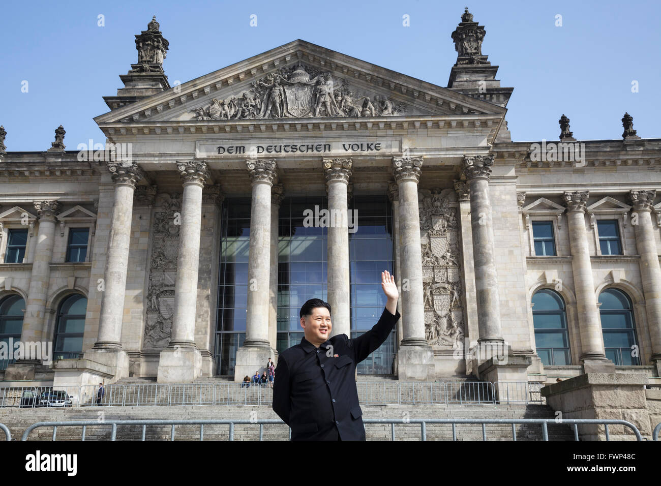 Berlin, Allemagne. 6e avril 2016. Kim Jong un imposteur, Howard X de Hong Kong, s'est rendu à Berlin, visiter les sites touristiques majeurs à la surprise des touristes et des habitants. Howard était en visite en Allemagne pour filmer une publicité pour la populaire émission de télévision allemande 'Schlag den Star', avec le comédien Elton. Ici au Reichstag / Bundestag Banque D'Images