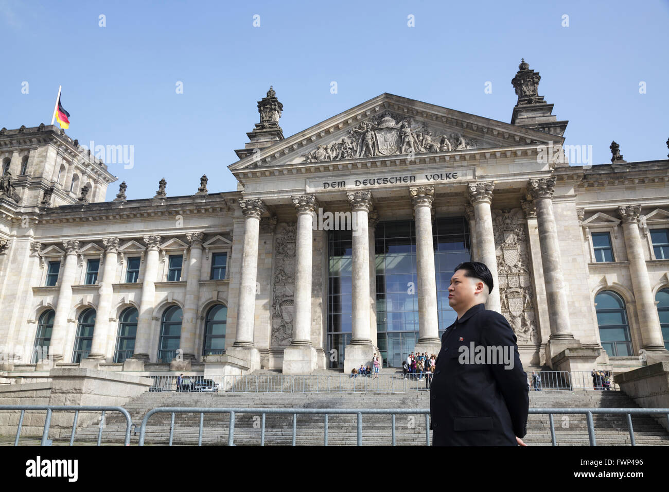 Berlin, Allemagne. 6e avril 2016. Kim Jong un imposteur, Howard X de Hong Kong, s'est rendu à Berlin, visiter les sites touristiques majeurs à la surprise des touristes et des habitants. Howard était en visite en Allemagne pour filmer une publicité pour la populaire émission de télévision allemande 'Schlag den Star', avec le comédien Elton. Ici au Reichstag / Bundestag Banque D'Images