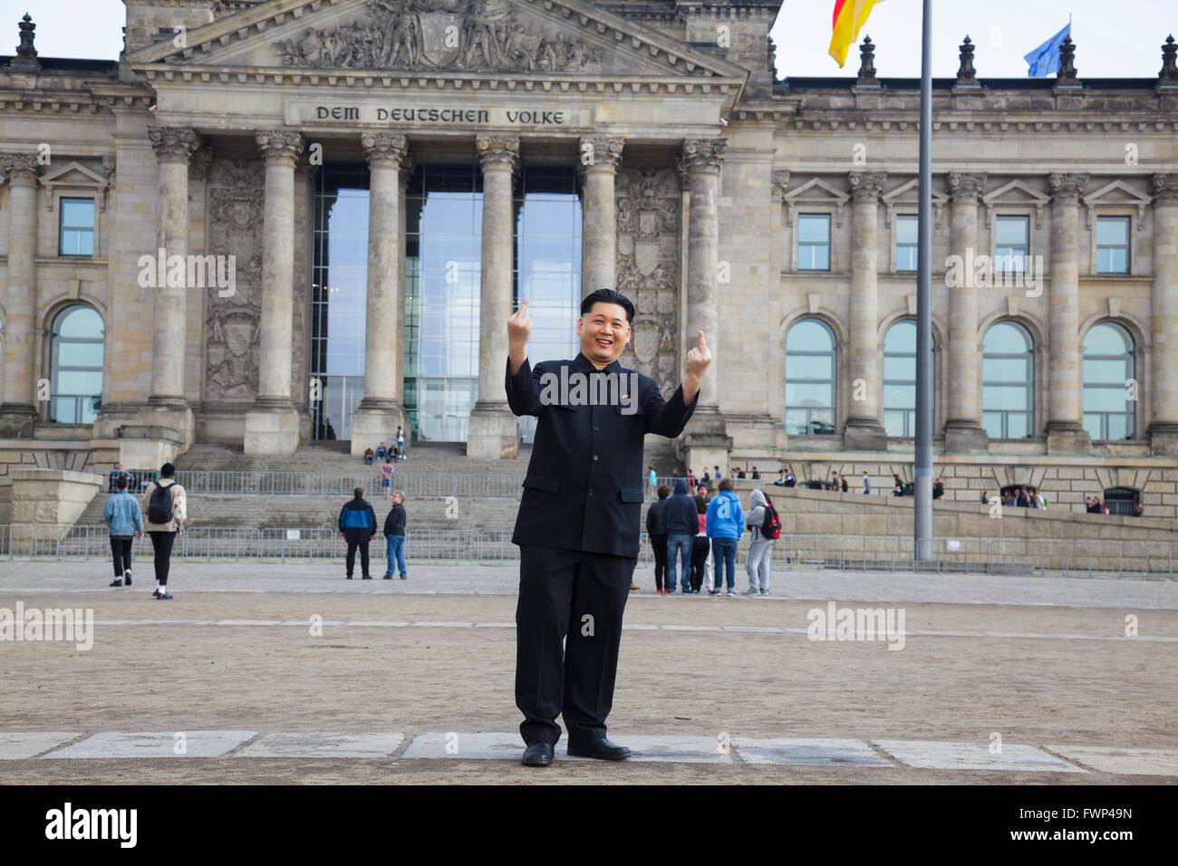 Berlin, Allemagne. 6e avril 2016. Kim Jong un imposteur, Howard X de Hong Kong, s'est rendu à Berlin, visiter les sites touristiques majeurs à la surprise des touristes et des habitants. Howard était en visite en Allemagne pour filmer une publicité pour la populaire émission de télévision allemande 'Schlag den Star', avec le comédien Elton. Ici au Reichstag / Bundestag Banque D'Images