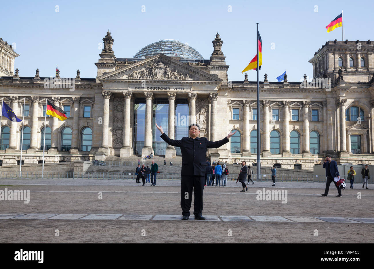 Berlin, Allemagne. 6e avril 2016. Kim Jong un imposteur, Howard X de Hong Kong, s'est rendu à Berlin, visiter les sites touristiques majeurs à la surprise des touristes et des habitants. Howard était en visite en Allemagne pour filmer une publicité pour la populaire émission de télévision allemande 'Schlag den Star', avec le comédien Elton. Ici au Reichstag / Bundestag Banque D'Images