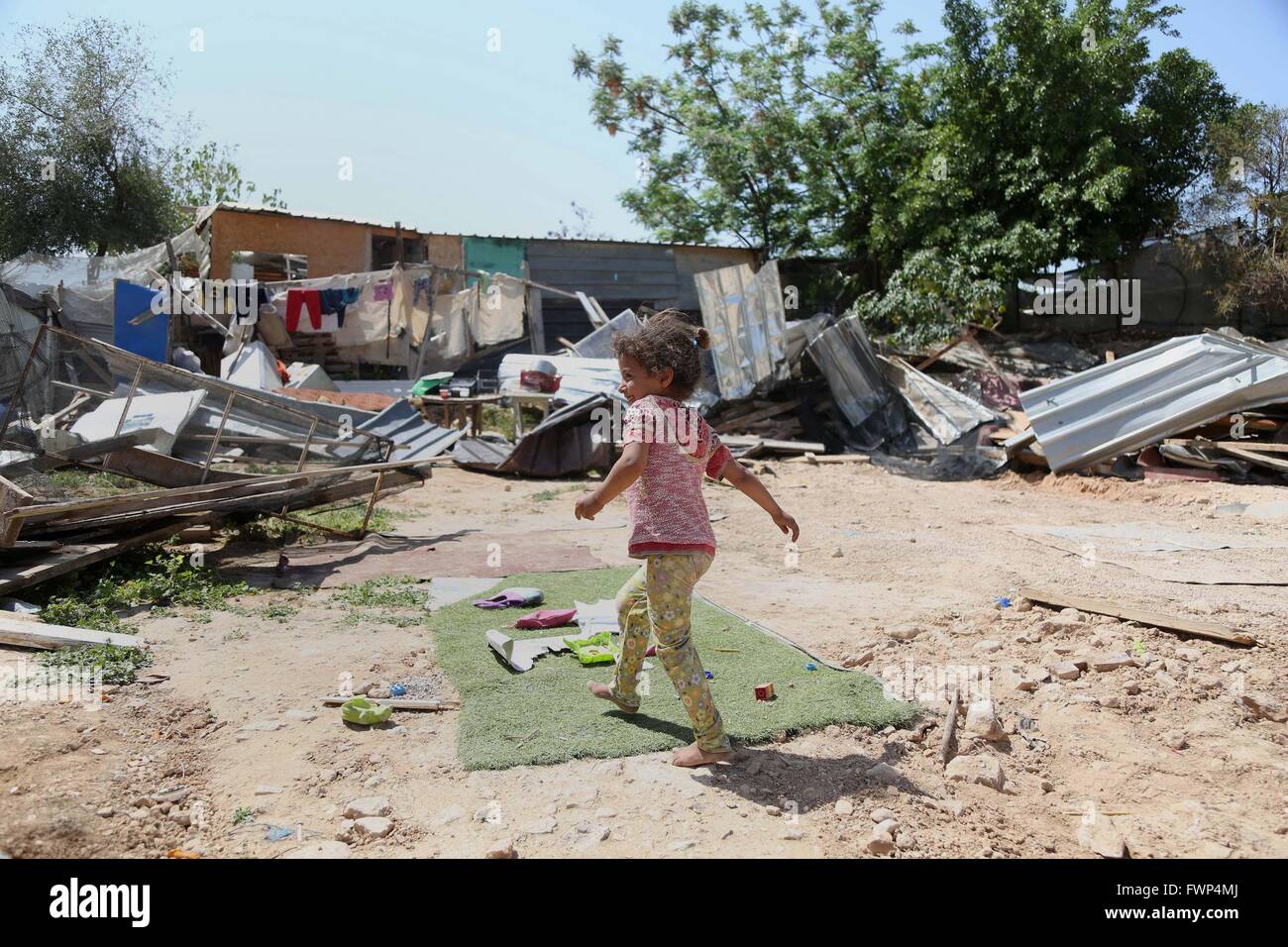 Jérusalem, Jérusalem, territoire palestinien. Apr 7, 2016. Une fille de la communauté bédouine Jahalin arabe passe devant les débris de maisons en Cisjordanie camp Bédouin de al-Khan al-Ahmar, le 7 avril 2016 après les autorités israéliennes ont démoli quatre maisons qu'ils ont dit qu'ont été construites sans autorisation Crédit : Hamza Shalash/APA/Images/fil ZUMA Alamy Live News Banque D'Images