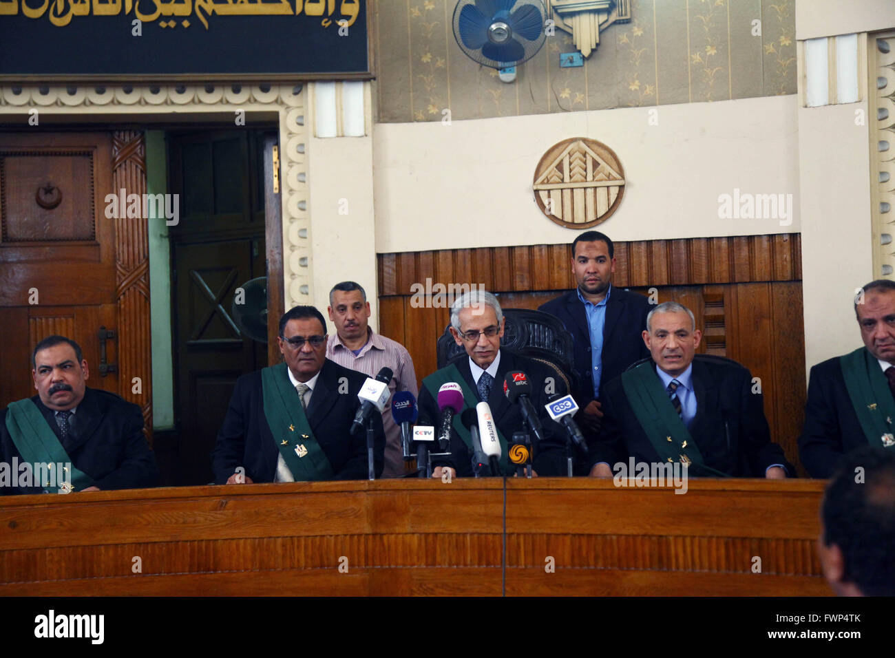 Le Caire. Apr 7, 2016. Accepter les juges interview sur le procès de Moubarak lors d'une cour au Caire, Egypte le 7 avril 2016. La Cour de cassation de l'Égypte le jeudi reporté le procès de Moubarak sur le meurtre de manifestants en janvier 2011. Credit : Ahmed Gomaa/Xinhua/Alamy Live News Banque D'Images