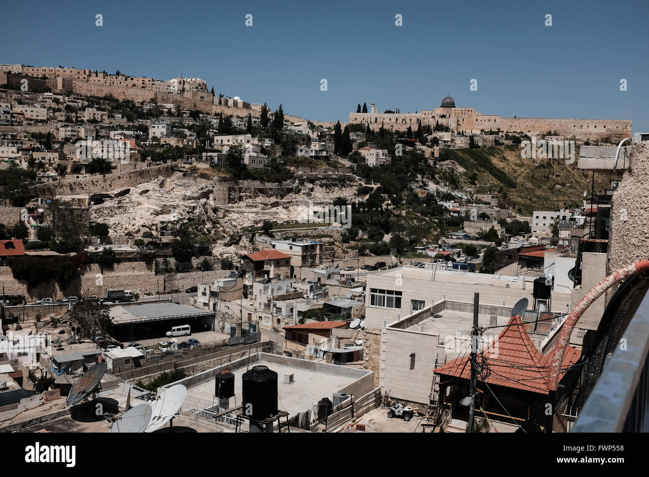 Jérusalem, Israël. 7 avril, 2016. Le village de Silwan est situé sur les pentes de la vallée du Cédron sous le mont du Temple et la mosquée Al Aqsa, visible à l'arrière-plan. Environ 500 juifs israéliens vivent en ce moment à Kfar parmi du Siloé 45 000 Arabes palestiniens qui appellent le village Silwan et considérer les Juifs colons illégaux. La plupart des terres ont été orchestrés par d'Ateret Cohanim, une organisation juive israélienne, qui travaille pour la création d'une majorité juive dans les quartiers arabes de Jérusalem-Est, prétendant tous les accords fonciers légitimes et légaux. Banque D'Images