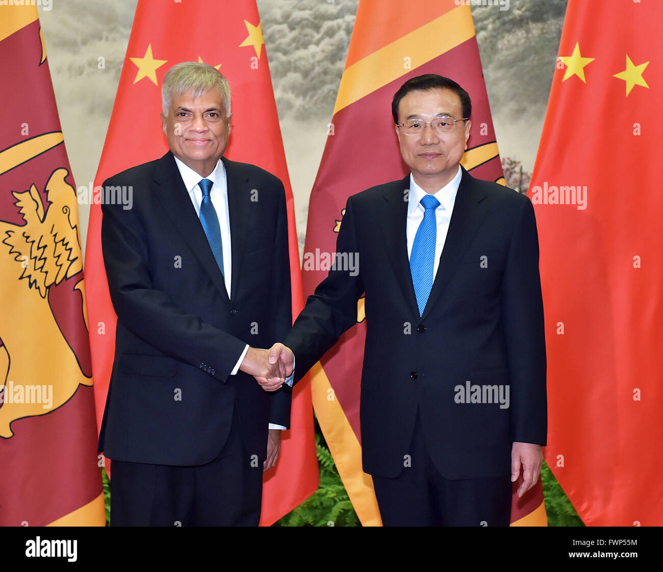 Beijing, Chine. Apr 7, 2016. Le Premier ministre chinois Li Keqiang (R) s'entretient avec le Premier Ministre Sri-Lankais Ranil Wickremesinghe à Beijing, Chine, le 7 avril 2016. Crédit : Li Tao/Xinhua/Alamy Live News Banque D'Images