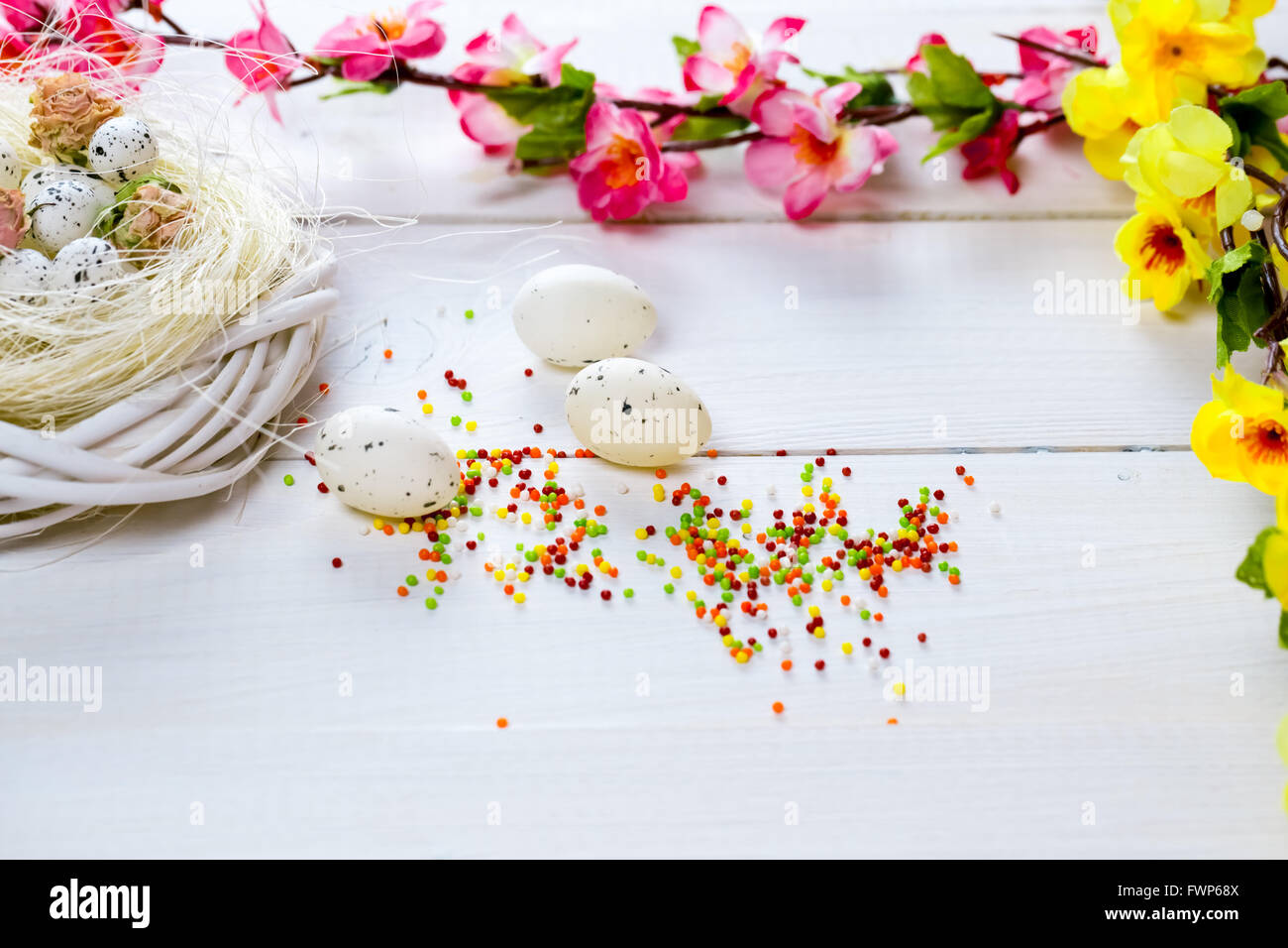 Arrière-plan de pâques avec des fleurs et des nids avec des oeufs sur le livre blanc panneaux peints. espace libre pour le texte Banque D'Images Arrière-plan de pâques avec des fleurs et des nids avec des oeufs sur le livre blanc panneaux peints. espace libre pour le texte Banque D'Images