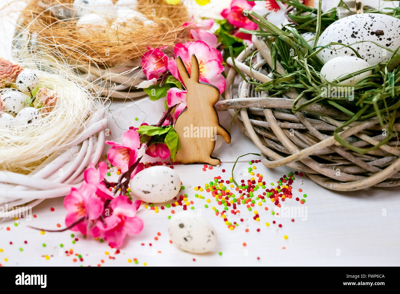 Arrière-plan de pâques avec des fleurs et des nids avec des oeufs sur les panneaux peints blanc Banque D'Images