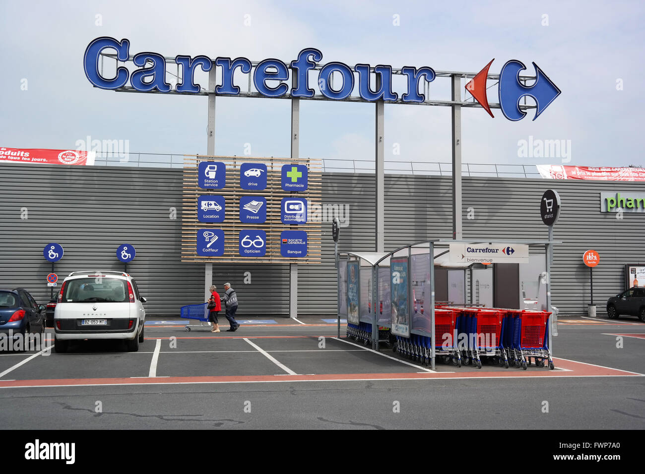 Sur le parking des acheteurs un hypermarché Carrefour Banque D'Images