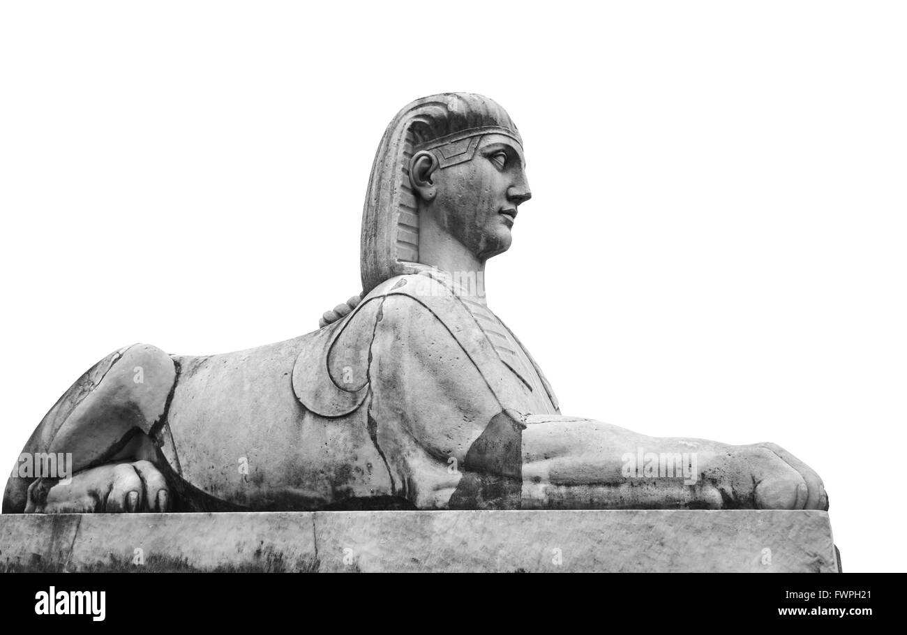 Ancienne statue en pierre de Sphinx isolé sur fond blanc. Piazza del Popolo, vieux centre-ville de Rome, Italie Banque D'Images