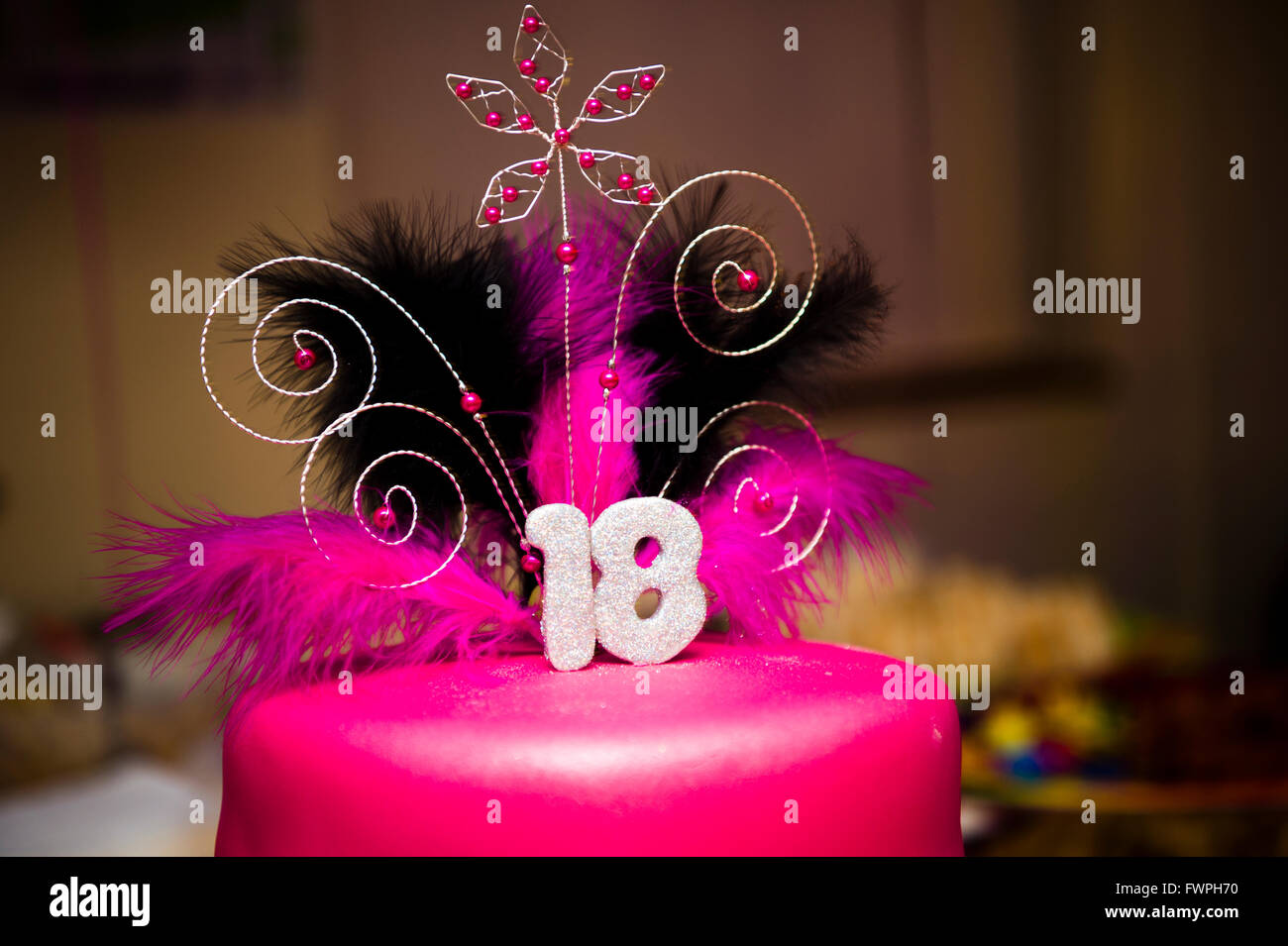 Une Adolescente Parti 18e Anniversaire Gateau Rose Uk Photo Stock Alamy