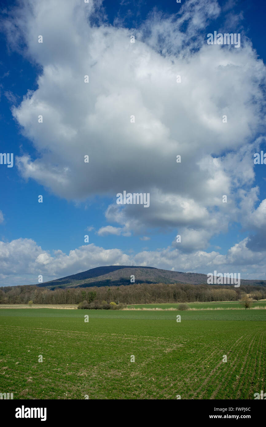 Mont Sleza avec ciel de printemps ensoleillé et champs verts de Basse Silésie Zobtenberg Nieder Schlesien Banque D'Images