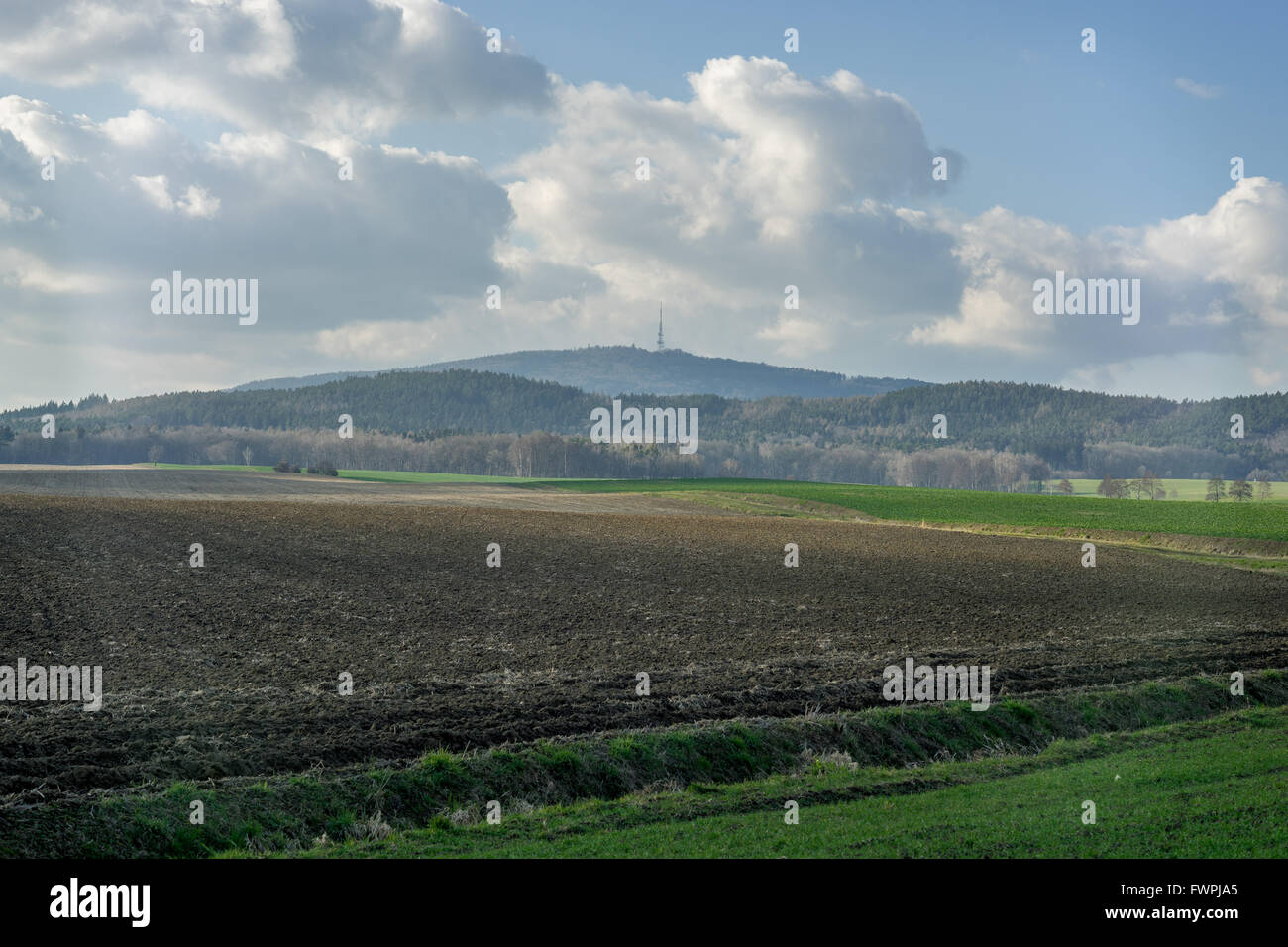 Mont Sleza avec ciel de printemps ensoleillé et champs verts de Basse Silésie Zobtenberg Nieder Schlesien Banque D'Images